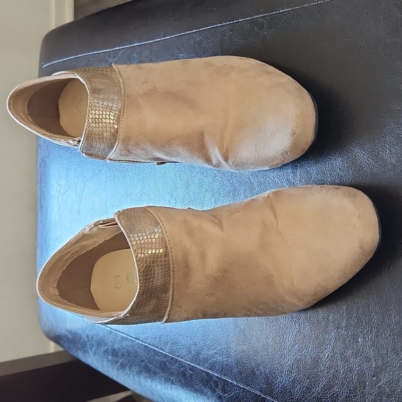 Tan suede booties/heels, sz 38 - Picture 4 of 8